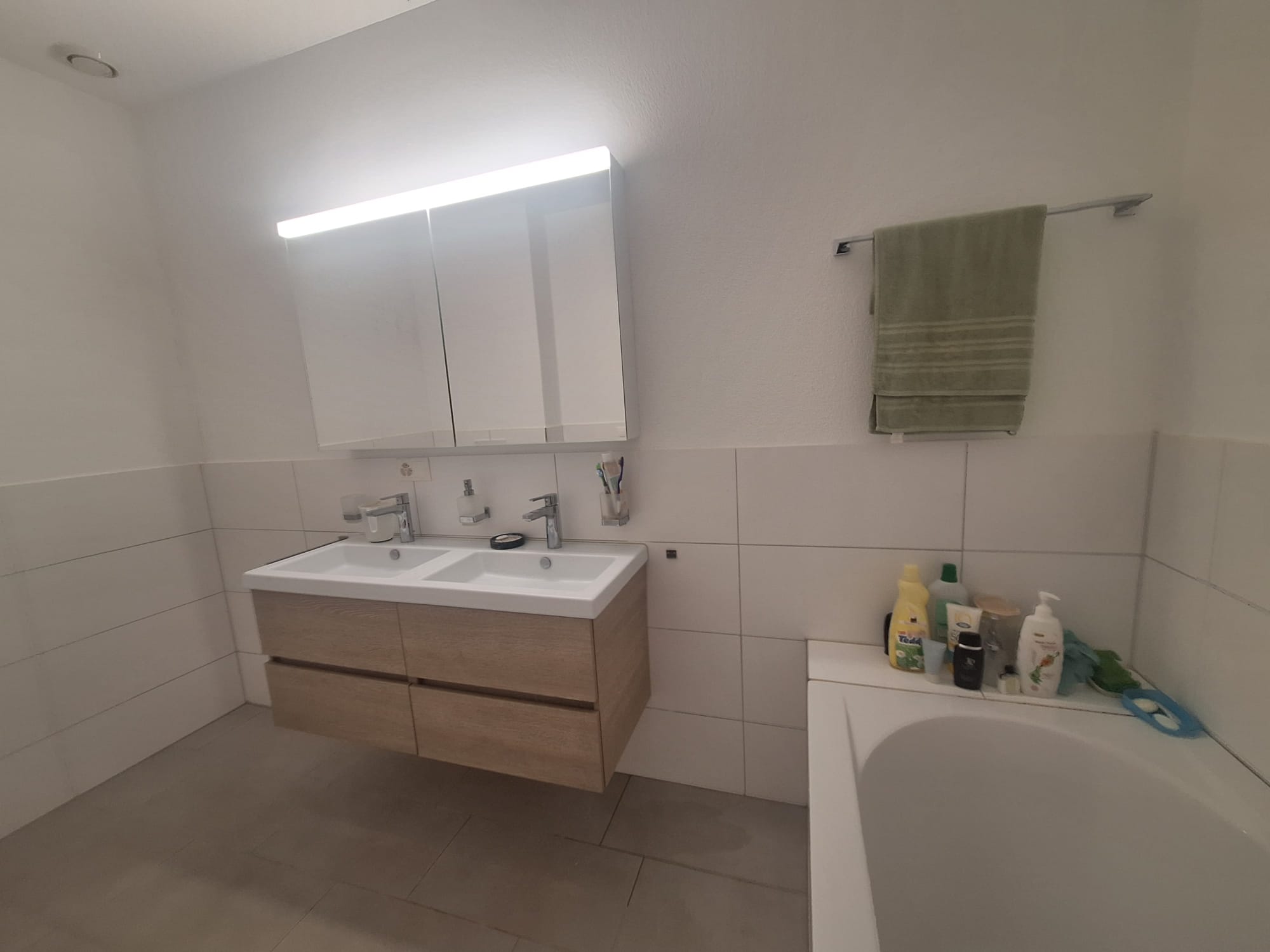 Badezimmer in Baden vor dem Umbau mit Badewanne und bestehendem Doppelwaschtisch