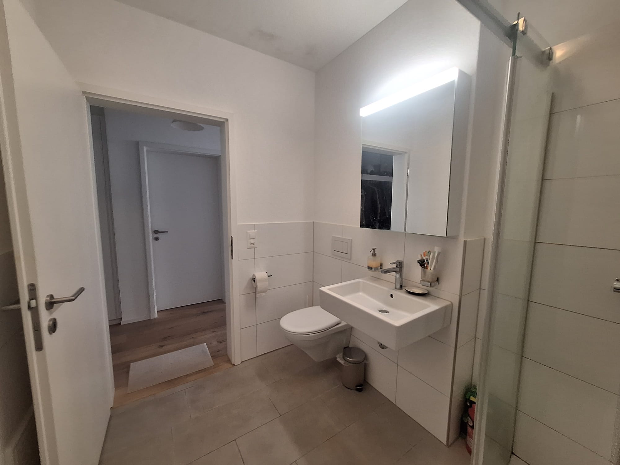 Kompaktes Badezimmer in Baden vor dem Umbau