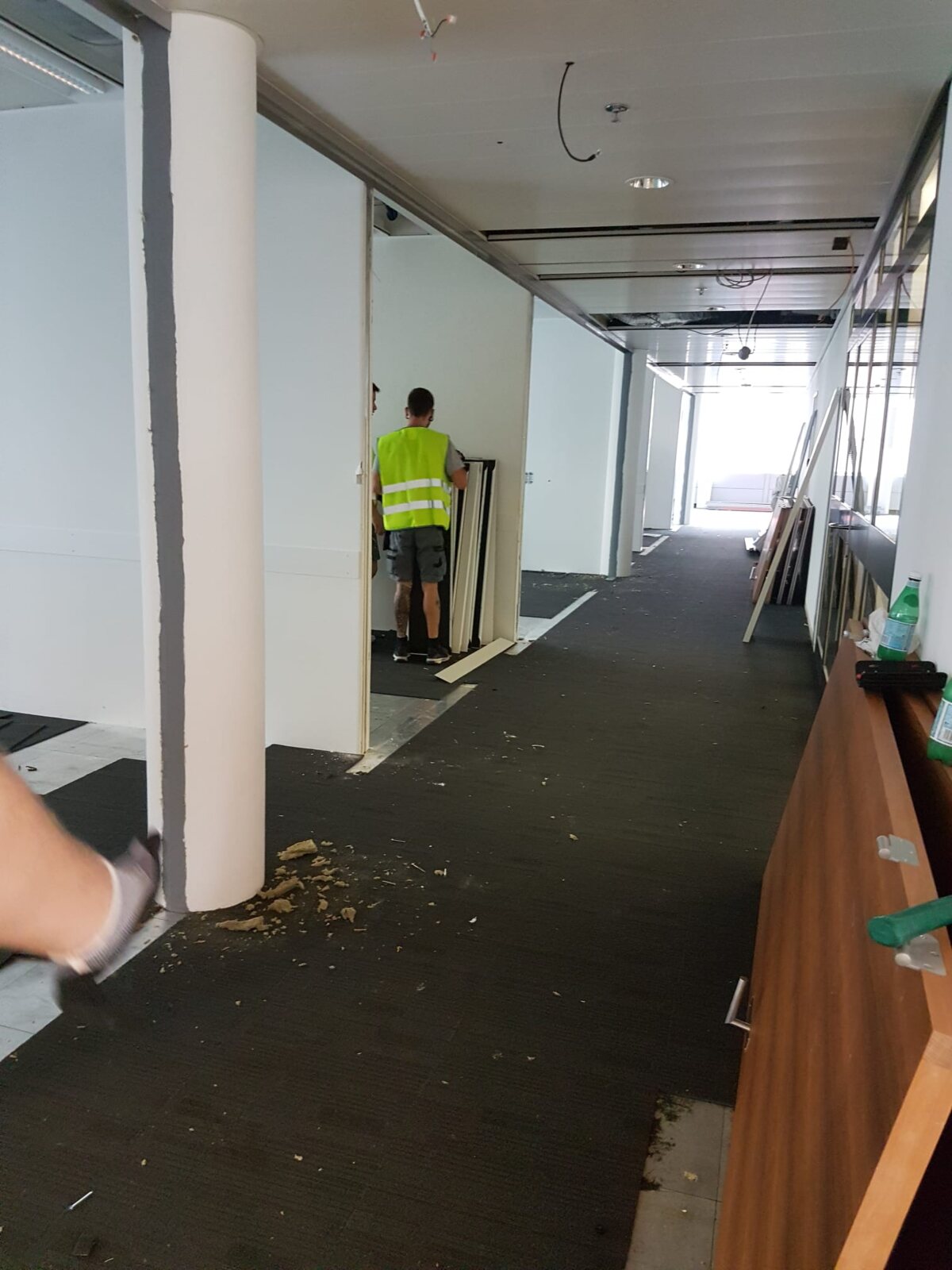 Rückbau von Trennwänden und Installationen im Bürotrakt