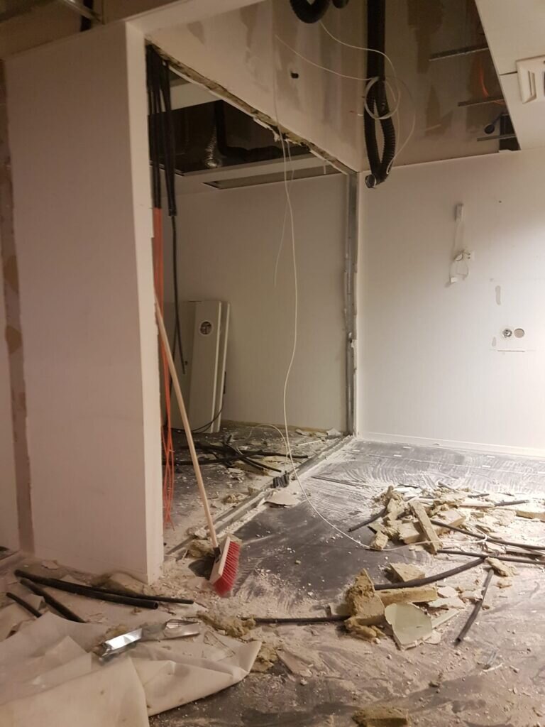Freigelegte Leitungen und Bauteile nach der Demontage